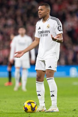 Bilbao, İspanya - 4 Aralık 2024: Athletic Bilbao ile Real Madrid arasındaki lig maçı Bilbao 'da oynandı. Maç sırasında beyaz gömlekli Kylian Mbappe. Avrupa Şampiyonları.