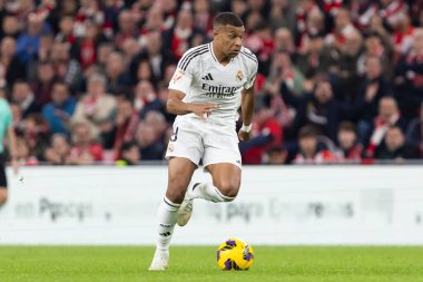 Bilbao, İspanya - 4 Aralık 2024: Athletic Bilbao ile Real Madrid arasındaki lig maçı Bilbao 'da oynandı. Maç sırasında beyaz gömlekli Kylian Mbappe. Avrupa Şampiyonları.