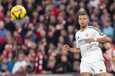 Bilbao, İspanya - 4 Aralık 2024: Athletic Bilbao ile Real Madrid arasındaki lig maçı Bilbao 'da oynandı. Maç sırasında beyaz gömlekli Kylian Mbappe. Avrupa Şampiyonları.