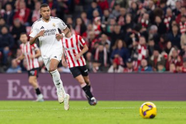 Bilbao, İspanya - 4 Aralık 2024: Athletic Bilbao ile Real Madrid arasındaki lig maçı Bilbao 'da oynandı. Maç sırasında beyaz gömlekli Kylian Mbappe. Avrupa Şampiyonları.