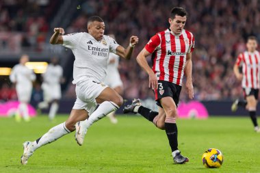 Bilbao, İspanya - 4 Aralık 2024: Athletic Bilbao ile Real Madrid arasındaki lig maçı Bilbao 'da oynandı. Maç sırasında beyaz gömlekli Kylian Mbappe. Avrupa Şampiyonları.