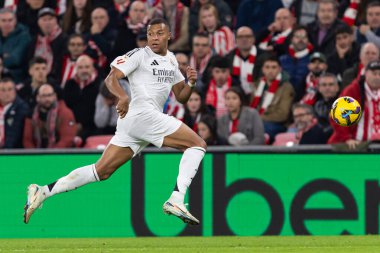 Bilbao, İspanya - 4 Aralık 2024: Athletic Bilbao ile Real Madrid arasındaki lig maçı Bilbao 'da oynandı. Maç sırasında beyaz gömlekli Kylian Mbappe. Avrupa Şampiyonları.