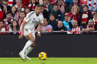 Bilbao, İspanya - 4 Aralık 2024: Athletic Bilbao ile Real Madrid arasındaki lig maçı Bilbao 'da oynandı. Maç sırasında beyaz gömlekli Kylian Mbappe. Avrupa Şampiyonları.