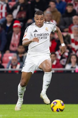 Bilbao, İspanya - 4 Aralık 2024: Athletic Bilbao ile Real Madrid arasındaki lig maçı Bilbao 'da oynandı. Maç sırasında beyaz gömlekli Kylian Mbappe. Avrupa Şampiyonları.
