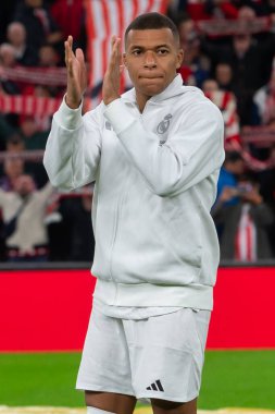 Bilbao, İspanya - 4 Aralık 2024: Athletic Bilbao ile Real Madrid arasındaki lig maçı Bilbao 'da oynandı. Maç sırasında beyaz gömlekli Kylian Mbappe. Avrupa Şampiyonları.