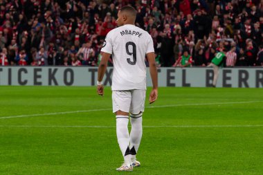 Bilbao, İspanya - 4 Aralık 2024: Athletic Bilbao ile Real Madrid arasındaki lig maçı Bilbao 'da oynandı. Maç sırasında beyaz gömlekli Kylian Mbappe. Avrupa Şampiyonları.