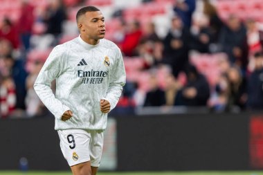 Bilbao, İspanya - 4 Aralık 2024: Athletic Bilbao ile Real Madrid arasındaki lig maçı Bilbao 'da oynandı. Maç sırasında beyaz gömlekli Kylian Mbappe. Avrupa Şampiyonları.