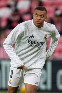 Bilbao, İspanya - 4 Aralık 2024: Athletic Bilbao ile Real Madrid arasındaki lig maçı Bilbao 'da oynandı. Maç sırasında beyaz gömlekli Kylian Mbappe. Avrupa Şampiyonları.