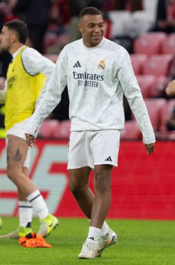 Bilbao, İspanya - 4 Aralık 2024: Athletic Bilbao ile Real Madrid arasındaki lig maçı Bilbao 'da oynandı. Maç sırasında beyaz gömlekli Kylian Mbappe. Avrupa Şampiyonları.