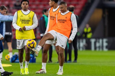 Bilbao, İspanya - 4 Aralık 2024: Athletic Bilbao ile Real Madrid arasındaki lig maçı Bilbao 'da oynandı. Maç sırasında beyaz gömlekli Kylian Mbappe. Avrupa Şampiyonları.