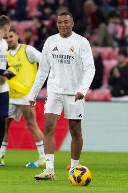 Bilbao, İspanya - 4 Aralık 2024: Athletic Bilbao ile Real Madrid arasındaki lig maçı Bilbao 'da oynandı. Maç sırasında beyaz gömlekli Kylian Mbappe. Avrupa Şampiyonları.