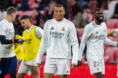 Bilbao, İspanya - 4 Aralık 2024: Athletic Bilbao ile Real Madrid arasındaki lig maçı Bilbao 'da oynandı. Maç sırasında beyaz gömlekli Kylian Mbappe. Avrupa Şampiyonları.