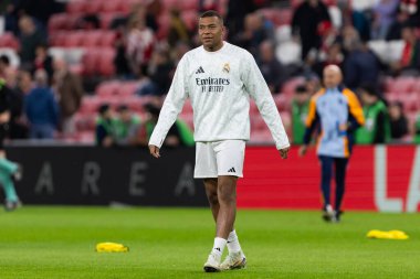 Bilbao, İspanya - 4 Aralık 2024: Athletic Bilbao ile Real Madrid arasındaki lig maçı Bilbao 'da oynandı. Maç sırasında beyaz gömlekli Kylian Mbappe. Avrupa Şampiyonları.