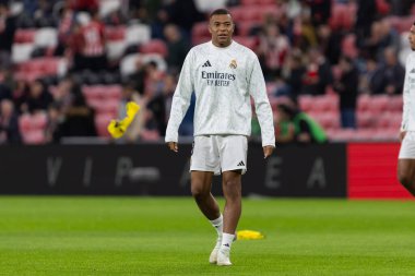 Bilbao, İspanya - 4 Aralık 2024: Athletic Bilbao ile Real Madrid arasındaki lig maçı Bilbao 'da oynandı. Maç sırasında beyaz gömlekli Kylian Mbappe. Avrupa Şampiyonları.