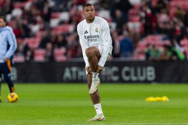 Bilbao, İspanya - 4 Aralık 2024: Athletic Bilbao ile Real Madrid arasındaki lig maçı Bilbao 'da oynandı. Maç sırasında beyaz gömlekli Kylian Mbappe. Avrupa Şampiyonları.