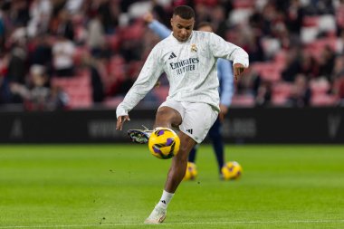 Bilbao, İspanya - 4 Aralık 2024: Athletic Bilbao ile Real Madrid arasındaki lig maçı Bilbao 'da oynandı. Maç sırasında beyaz gömlekli Kylian Mbappe. Avrupa Şampiyonları.
