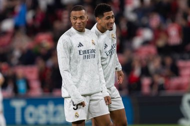 Bilbao, İspanya - 4 Aralık 2024: Athletic Bilbao ile Real Madrid arasındaki lig maçı Bilbao 'da oynandı. Maç sırasında beyaz gömlekli Kylian Mbappe. Avrupa Şampiyonları.