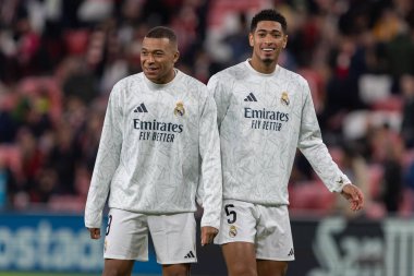 Bilbao, İspanya - 4 Aralık 2024: Athletic Bilbao ile Real Madrid arasındaki lig maçı Bilbao 'da oynandı. Maç sırasında beyaz gömlekli Kylian Mbappe. Avrupa Şampiyonları.