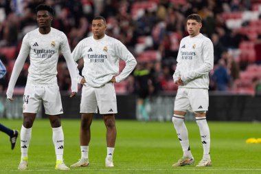 Bilbao, İspanya - 4 Aralık 2024: Athletic Bilbao ile Real Madrid arasındaki lig maçı Bilbao 'da oynandı. Maç sırasında beyaz gömlekli Kylian Mbappe. Avrupa Şampiyonları.