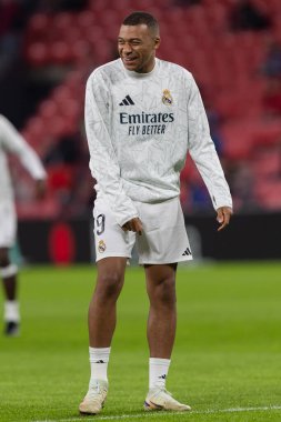 Bilbao, İspanya - 4 Aralık 2024: Athletic Bilbao ile Real Madrid arasındaki lig maçı Bilbao 'da oynandı. Maç sırasında beyaz gömlekli Kylian Mbappe. Avrupa Şampiyonları.