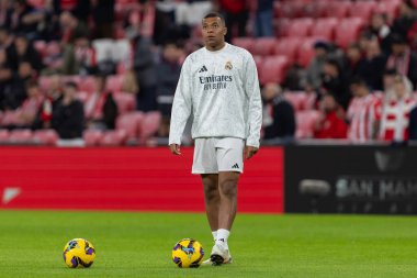 Bilbao, İspanya - 4 Aralık 2024: Athletic Bilbao ile Real Madrid arasındaki lig maçı Bilbao 'da oynandı. Maç sırasında beyaz gömlekli Kylian Mbappe. Avrupa Şampiyonları.