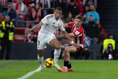 Bilbao, İspanya - 4 Aralık 2024: Athletic Bilbao ile Real Madrid arasındaki lig maçı Bilbao 'da oynandı. Maç sırasında beyaz gömlekli Kylian Mbappe. Avrupa Şampiyonları.