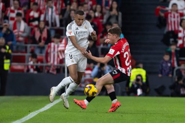 Bilbao, İspanya - 4 Aralık 2024: Athletic Bilbao ile Real Madrid arasındaki lig maçı Bilbao 'da oynandı. Maç sırasında beyaz gömlekli Kylian Mbappe. Avrupa Şampiyonları.