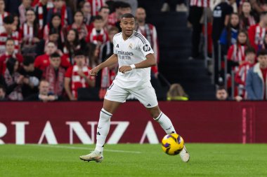 Bilbao, İspanya - 4 Aralık 2024: Athletic Bilbao ile Real Madrid arasındaki lig maçı Bilbao 'da oynandı. Maç sırasında beyaz gömlekli Kylian Mbappe. Avrupa Şampiyonları.