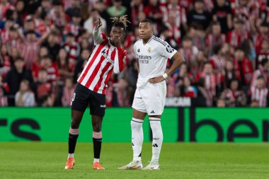 Bilbao, İspanya - 4 Aralık 2024: Athletic Bilbao ile Real Madrid arasındaki lig maçı Bilbao 'da oynandı. Maç sırasında beyaz gömlekli Kylian Mbappe. Avrupa Şampiyonları.