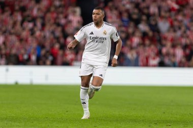Bilbao, İspanya - 4 Aralık 2024: Athletic Bilbao ile Real Madrid arasındaki lig maçı Bilbao 'da oynandı. Maç sırasında beyaz gömlekli Kylian Mbappe. Avrupa Şampiyonları.