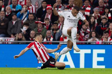 Bilbao, İspanya - 4 Aralık 2024: Athletic Bilbao ile Real Madrid arasındaki lig maçı Bilbao 'da oynandı. Maç sırasında beyaz gömlekli Kylian Mbappe. Avrupa Şampiyonları.