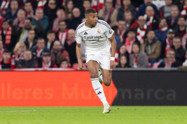 Bilbao, İspanya - 4 Aralık 2024: Athletic Bilbao ile Real Madrid arasındaki lig maçı Bilbao 'da oynandı. Maç sırasında beyaz gömlekli Kylian Mbappe. Avrupa Şampiyonları.
