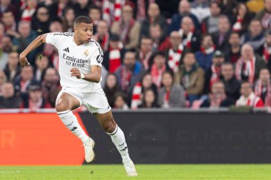 Bilbao, İspanya - 4 Aralık 2024: Athletic Bilbao ile Real Madrid arasındaki lig maçı Bilbao 'da oynandı. Maç sırasında beyaz gömlekli Kylian Mbappe. Avrupa Şampiyonları.