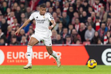 Bilbao, İspanya - 4 Aralık 2024: Athletic Bilbao ile Real Madrid arasındaki lig maçı Bilbao 'da oynandı. Maç sırasında beyaz gömlekli Kylian Mbappe. Avrupa Şampiyonları.
