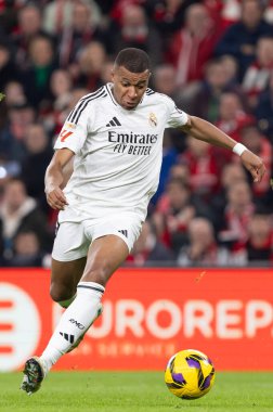Bilbao, İspanya - 4 Aralık 2024: Athletic Bilbao ile Real Madrid arasındaki lig maçı Bilbao 'da oynandı. Maç sırasında beyaz gömlekli Kylian Mbappe. Avrupa Şampiyonları.