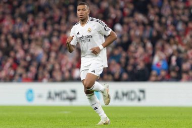 Bilbao, İspanya - 4 Aralık 2024: Athletic Bilbao ile Real Madrid arasındaki lig maçı Bilbao 'da oynandı. Maç sırasında beyaz gömlekli Kylian Mbappe. Avrupa Şampiyonları.