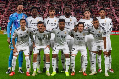 Bilbao, İspanya - 4 Aralık 2024: Athletic Bilbao ile Real Madrid arasındaki lig maçı Bilbao 'da oynandı. Gerçek Madrid oyuncuları. Avrupa Şampiyonları.