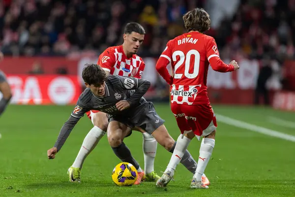 Girona, İspanya - 7 Aralık 2024: Girona Fc ile Real Madrid arasında oynanan lig maçı. Real Madrid kazandı. Avrupa şampiyonu.