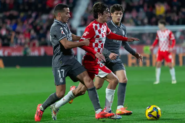 Girona, İspanya - 7 Aralık 2024: Girona Fc ile Real Madrid arasında oynanan lig maçı. Real Madrid kazandı. Avrupa şampiyonu.