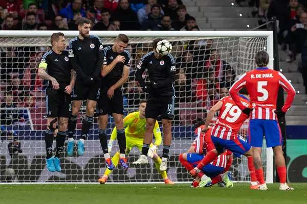 Madrid, İspanya - 11 Aralık 2024: Atletico de Madrid ile SK Slovamn Bratislava arasında oynanan Şampiyonlar Ligi maçı. SK Bratislava oyuncuları. Colchoneros kazandı.