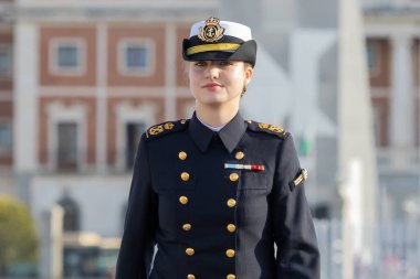 Cadiz, İspanya - 8 Ocak 2025: Asturias Prensesi Cadiz limanında bir donanma muhafızı olarak Juan Sebastian El Cano eğitim gemisine biner. İspanyol askeri gemisi. Dört direkli yelkenli gemi. Yelkenli..