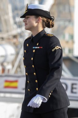 Cadiz, İspanya - 8 Ocak 2025: Asturias Prensesi Cadiz limanında bir donanma muhafızı olarak Juan Sebastian El Cano eğitim gemisine biner. İspanyol askeri gemisi. Dört direkli yelkenli gemi. Yelkenli..
