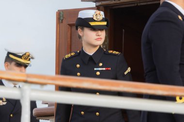 Cadiz, İspanya - 8 Ocak 2025: Asturias Prensesi Cadiz limanında bir donanma muhafızı olarak Juan Sebastian El Cano eğitim gemisine biner. İspanyol askeri gemisi. Dört direkli yelkenli gemi. Yelkenli..