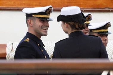 Cadiz, İspanya - 8 Ocak 2025: Asturias Prensesi Cadiz limanında bir donanma muhafızı olarak Juan Sebastian El Cano eğitim gemisine biner. İspanyol askeri gemisi. Dört direkli yelkenli gemi. Yelkenli..
