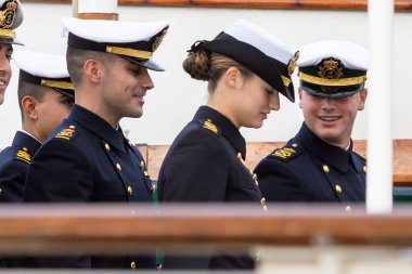 Cadiz, İspanya - 8 Ocak 2025: Asturias Prensesi Cadiz limanında bir donanma muhafızı olarak Juan Sebastian El Cano eğitim gemisine biner. İspanyol askeri gemisi. Dört direkli yelkenli gemi. Yelkenli..