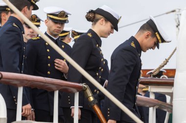 Cadiz, İspanya - 8 Ocak 2025: Asturias Prensesi Cadiz limanında bir donanma muhafızı olarak Juan Sebastian El Cano eğitim gemisine biner. İspanyol askeri gemisi. Dört direkli yelkenli gemi. Yelkenli..