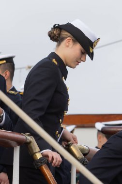 Cadiz, İspanya - 8 Ocak 2025: Asturias Prensesi Cadiz limanında bir donanma muhafızı olarak Juan Sebastian El Cano eğitim gemisine biner. İspanyol askeri gemisi. Dört direkli yelkenli gemi. Yelkenli..
