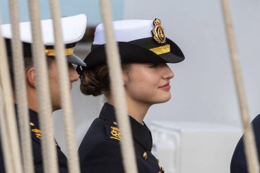Cadiz, İspanya - 8 Ocak 2025: Asturias Prensesi Cadiz limanında bir donanma muhafızı olarak Juan Sebastian El Cano eğitim gemisine biner. İspanyol askeri gemisi. Dört direkli yelkenli gemi. Yelkenli..
