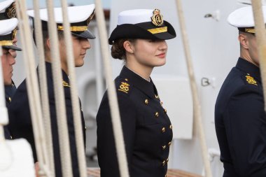 Cadiz, İspanya - 8 Ocak 2025: Asturias Prensesi Cadiz limanında bir donanma muhafızı olarak Juan Sebastian El Cano eğitim gemisine biner. İspanyol askeri gemisi. Dört direkli yelkenli gemi. Yelkenli..
