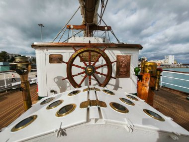 Cadiz, İspanya - 8 Ocak 2025: Asturias Prensesi Cadiz limanında bir donanma muhafızı olarak Juan Sebastian El Cano eğitim gemisine biner. İspanyol askeri gemisi. Dört direkli yelkenli gemi. Yelkenli..